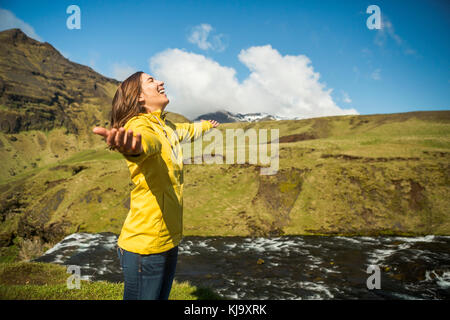 Frau eine schöne Landschaft zu betrachten Stockfoto