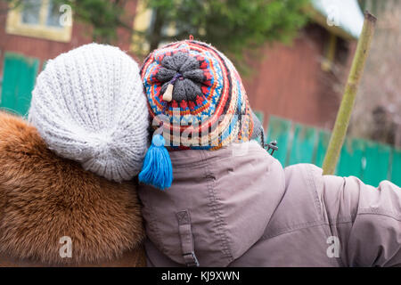 Ansicht der Rückseite zwei seltsame Frauen scheint betrunken, Steigungen Horizont Bild Stockfoto