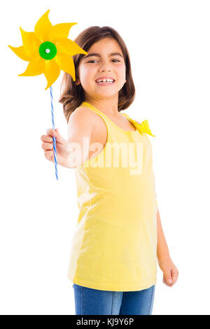 Kleine Mädchen spielen mit einem Spielzeug-Windmühle Stockfoto