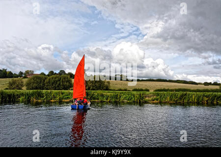 Junge Menschen lernen Segeln rudiments am Fluss Avon bambuslöffel Tewkesbury und Twyning in einer kleinen roten segelte Beiboot Stockfoto