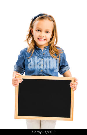 Niedliche kleine Mädchen hält eine Tafel, isoliert auf weiss Stockfoto