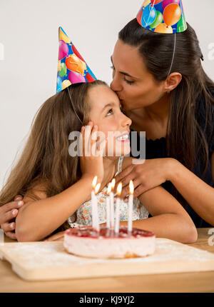 Schoß einer Mutter und Tochter in der Küche der Tochter Geburtstag feiern. Stockfoto