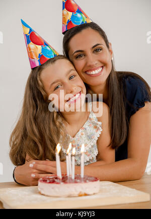 Schoß einer Mutter und Tochter in der Küche der Tochter Geburtstag feiern. Stockfoto