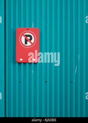 Vintage red Kein Parkplatz Schild auf blau-grünem Wellblech Tür Stockfoto