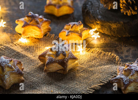 Selbst gebackenes sternförmigen Cookies auf Holzbrett. Weihnachten backen. Stockfoto