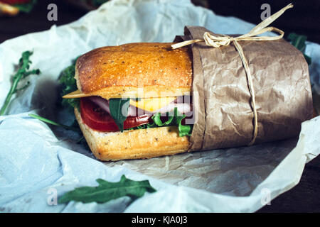 Leckere panini Sandwich gefüllt mit Schinken und Gemüse, selektiven Fokus Stockfoto