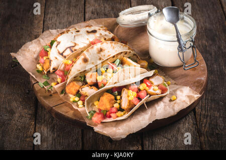 Tortilla sandwiches Brot gefüllt mit gebratenem Hähnchen und Gemüse Stockfoto