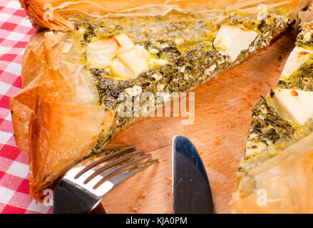 Traditionelle griechische Kuchen mit Schafskäse und Spinat Stockfoto