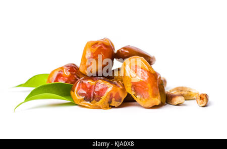 Frische khalas Termine auf weißem Hintergrund Stockfoto