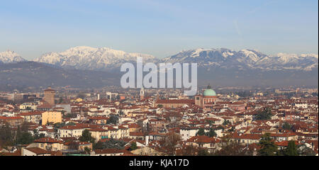 Winter Panorama von Vicenza Stadt in Italien und die große Kuppel der Kathedrale Stockfoto