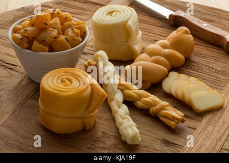 Verschiedenen traditionellen geräucherten und unsmoked slowakische Käse auf einem Holzbrett Stockfoto