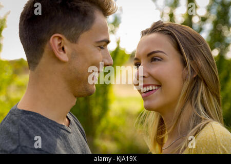 Porträt einer jungen schönen Paar lächelnd Stockfoto