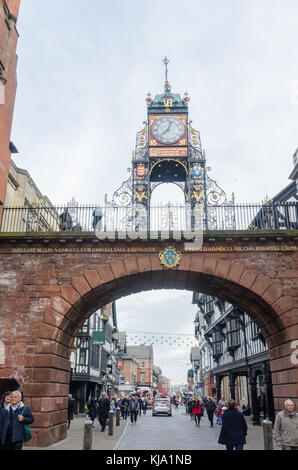 Viktorianische turret Clock oberhalb einer georgischen Bogen auf Eastgate Street in der historischen Stadt Chester erbaut und als historische Sehenswürdigkeit aufgelistet. Stockfoto