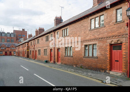 Zeile aus rotem Backstein Arbeitnehmer Ferienhäuser am Chester Cottage Improvement Company in Priory Road, Chester, England Stockfoto