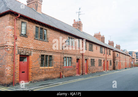 Zeile aus rotem Backstein Arbeitnehmer Ferienhäuser am Chester Cottage Improvement Company in Priory Road, Chester, England Stockfoto