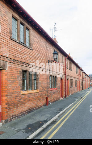 Zeile aus rotem Backstein Arbeitnehmer Ferienhäuser am Chester Cottage Improvement Company in Priory Road, Chester, England Stockfoto