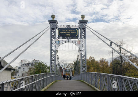 Die Queen's Park Hängebrücke über den Fluss Dee in der historischen Stadt Chester, UK und die Waldungen die Verknüpfung mit der Vorort von Queen's Park Stockfoto