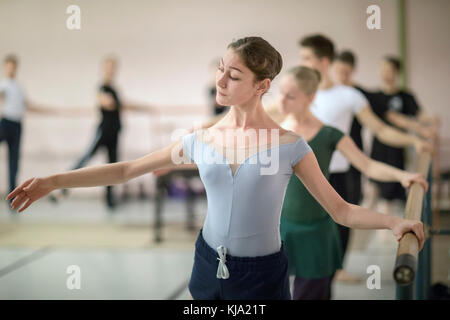 Teilnehmer des Allrussischen Ballettwettbewerb üben an der Bar, bevor Sie tanzen auf der Bühne in Moskau, Russland Stockfoto
