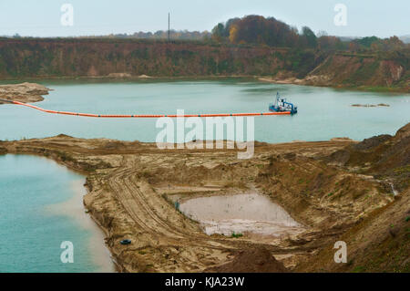 Bergbau von Gebäude sand Unterwasser Methode, ein baggerschiff für Skimming und Waschen von Sand Stockfoto