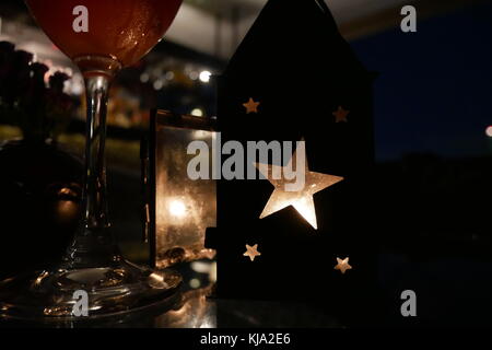 Eine Kerze-Laterne in einer Bar entlang des Flusses in Bangkok, Thailand. Stockfoto