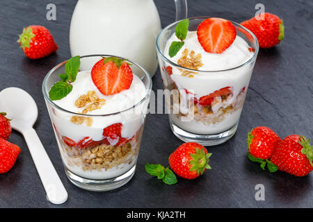 Erdbeer Joghurt Joghurt Erdbeeren Früchte Schale Müsli schiefer Löffel Frühstück essen Stockfoto