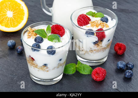 Berry Joghurt Joghurt mit Beeren Obst Schale Müsli schiefer Frühstück essen Stockfoto