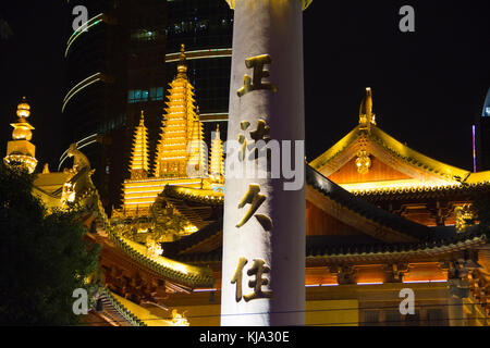 Jing'an Tempel im Zentrum von Shanghai bei Nacht. Stockfoto