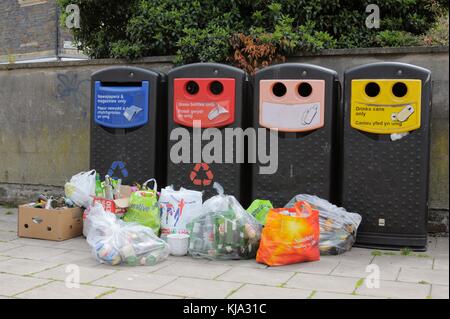 Farbcodierte recycling Bins mit Blocklagerung überschüssigen Glas Abfall, Wales, Großbritannien Stockfoto