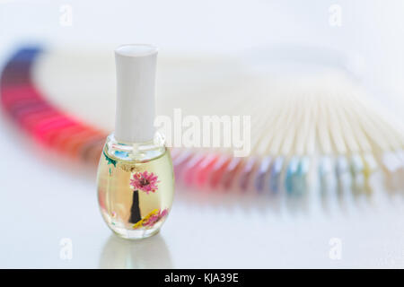 Bubble Nagellack mit Blumen close-up gegen einen unscharfen Palette. Stockfoto