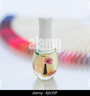 Bubble Nagellack mit Blumen close-up gegen einen unscharfen Palette. Stockfoto