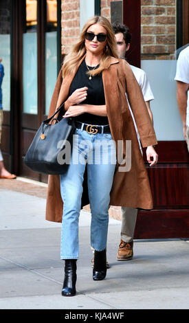 NEW YORK, NY - 16. SEPTEMBER: Model Rosie Huntington-Whiteley verließ ihr Hotel am 16. September 2016 in New York City Stockfoto