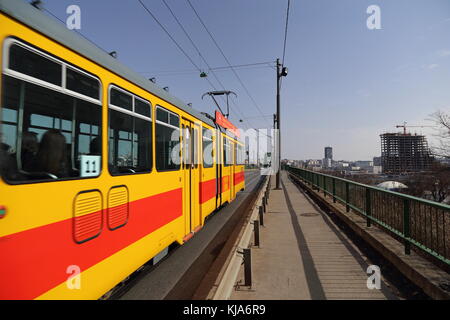 Gelbe Duwag GT6 (Duewag) Straßenbahn aus Basel gespendet, in der Schweiz auf alten Brücke über die Sava (Straßenbahn Brücke) in Belgrad, Serbien Stockfoto