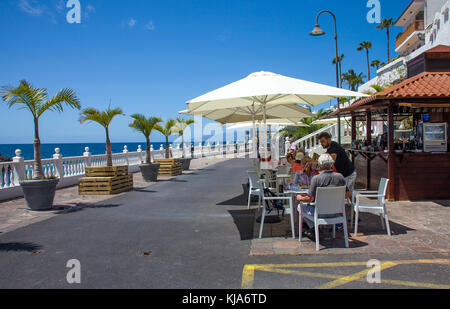 Beach Cafe auf der Promenade zwischen Los Gigantes und Puerto de Santiago, Teneriffa, Kanarische Inseln, Spanien Stockfoto