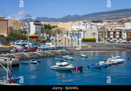 Hafen und Strand von Playa Playa San Juan, an der Westküste der Insel, Teneriffa, Kanarische Inseln, Spanien Stockfoto