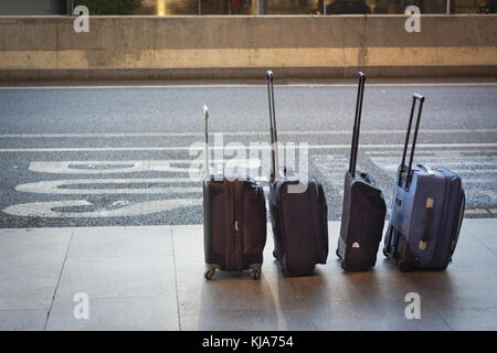 4 Koffer im Flughafen. Reisen Konzept Stockfoto