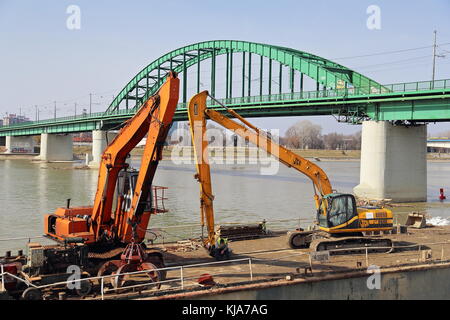 Hydraulikbagger auf Aufsch. Für den Bau von Belgrad waterfront vor Belgrad Straßenbahn Brücke über den Fluss Sava verwendet Stockfoto