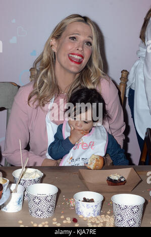 NEW YORK, New YORK, New YORK – 25. OKTOBER: Schauspielerin/Model Molly Sims nimmt am 25. Oktober 2016 in New York City am New York City People: Molly Sims Teil Stockfoto