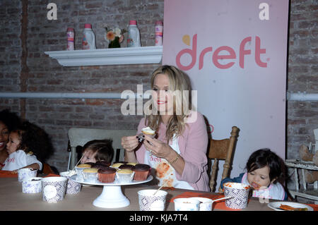 NEW YORK, New YORK, New YORK – 25. OKTOBER: Schauspielerin/Model Molly Sims nimmt am 25. Oktober 2016 in New York City am New York City People: Molly Sims Teil Stockfoto