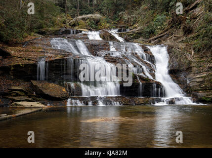 Panther Creek Falls ist eine der größeren sowie die schönsten Wasserfälle im Norden von Georgia. Sie sind etwa 50 Meter hoch aber wahrscheinlich 80-100 Meter breit. der Zugang zu den Wasserfällen ist der einfachste Weg, aus den westlichen Trailhead des Panther Creek Trail entfernt an der Panther Creek Picknick-bereich aus historischen 441 in der Nähe von turnerville, Georgia. Die Wanderung ist über 3 Meilen und folgt in der Regel große Panther Creek down stream zu den Fällen. big Panther Creek ist ein Nebenfluss des tallulah Fluss im nördlichen Georgia. der Bach läuft generallyeast südöstlich von seinem quellgebiet auf Pigeon Mountain zu dem Schlepper Stockfoto