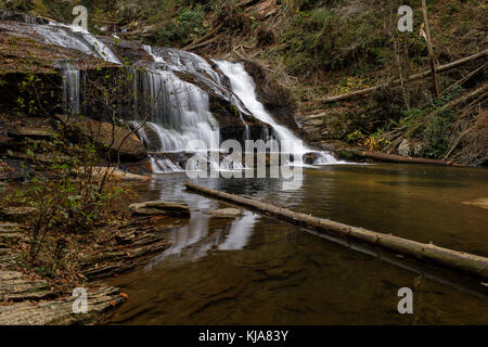 Panther Creek Falls ist eine der größeren sowie die schönsten Wasserfälle im Norden von Georgia. Sie sind etwa 50 Meter hoch aber wahrscheinlich 80-100 Meter breit. Die östlichen trailhead Creek auf Panther fällt, beginnt an der historischen 441 an der Panther Creek Picknick sind in Clarkesville, Georgia. Die Wanderung ist über 3 Meilen zu den Wasserfällen, und während im Allgemeinen einfach tut einige Bereiche, die einige Flexibilität, die Sie benötigen, sind Sie ihren Weg entlang der Felswände hoch über den stream haben. Der Trail folgt in der Regel große Panther Creek, und führt es über eine Fußgängerbrücke mit etwa der Hälfte der Wanderung Stockfoto