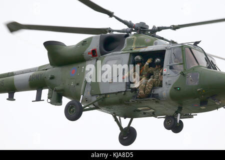 Britische Armee Personal Blick aus einem AgustaWestland Lynx Hubschrauber im Flug. Stockfoto