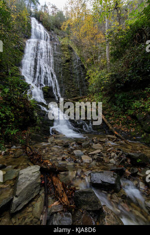 Mingo falls sind ca. 120 Meter hoch und der höheren Wasserfällen im südlichen Appalachians. Der fällt auch inoffiziell bekannt als Big Bear fällt, das ist die übersetzte Bedeutung von Mingo fällt. Die Fälle sind leicht big Cove Road außerhalb Cherokee erreicht. Die Wanderung ist nur 0,40 Meilen, aber relativ steilen entlang einer Treppe bis zur Seite der Berge. Stockfoto