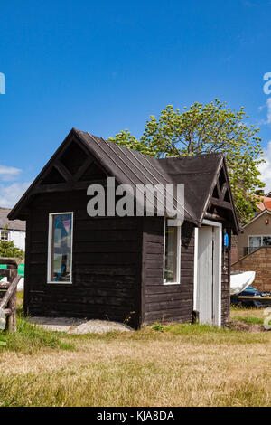 Die alte Fähre Hütte am Ufer des Flusses Aln bei Alnmouth, Northumberland, Großbritannien, jetzt eine kleine Künstler Galerie. Stockfoto