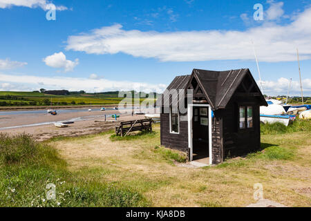 Die alte Fähre Hütte am Ufer des Flusses Aln bei Alnmouth, Northumberland, Großbritannien, jetzt eine kleine Künstler Galerie. Stockfoto