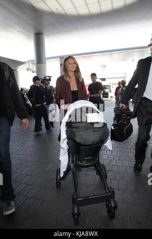 LOS ANGELES, CA - JULI 08: Chrissy Teigen wird am 8. Juli 2016 am Los Angeles International Airport (LAX) in Los Angeles, Kalifornien gesehen Stockfoto