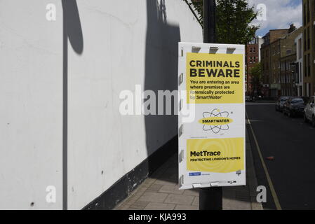 Smartwater Warnzeichen zu Kriminellen in Central London, UK Stockfoto