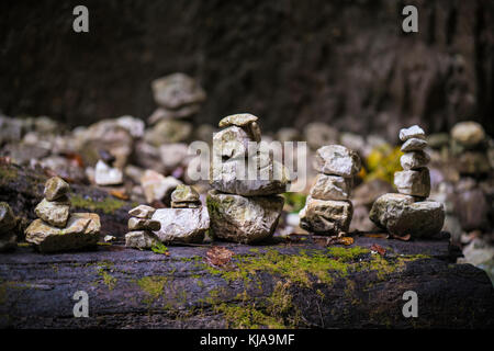 Steine im Zen Towers am Bett angeordnet Stockfoto