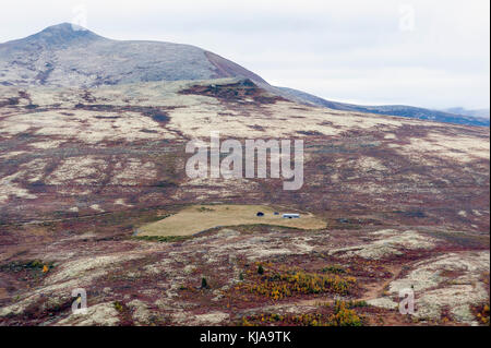 Isolierte Hügelketten in den norwegischen Bergen. Rondane, Norwegen, Stockfoto