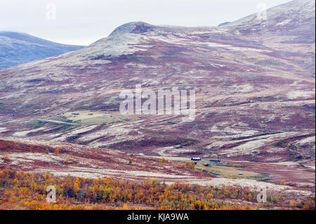 Isolierte Hügelketten in den norwegischen Bergen. Rondane, Norwegen, Stockfoto