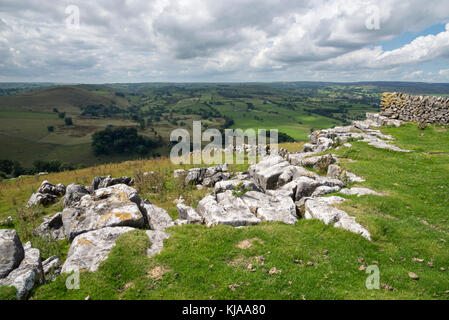 Wunderschöne Aussicht von wolfscote Hill in der Nähe von hartington im weißen Peakfläche des Peak District, Derbyshire, England. Stockfoto